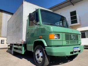 Caminhão usado para venda em Sao Paulo Mercedes Benz MB 710 plus 2011 com baú de alumínio