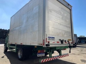 Caminhão usado para venda em Sao Paulo Mercedes Benz MB 710 plus 2011 com baú de alumínio